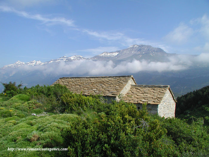 VISTA SUR DEL TEMPLO. CABECERA PLANA. AL FONDO, EL PIRINEO